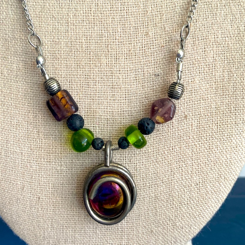 Vintage artisan 🧑‍🎨 crafted glass pendant and glass beaded 20 inch necklace